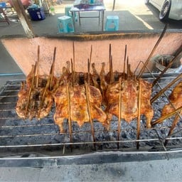 ไก่ย่างวิเชียรบุรี(เจ้าเก่าวัดศิริพงษ์)  หน้าชุมชนวัชรปราณี