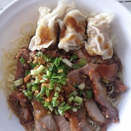 บะหมี่เกี๊ยวหมูย่าง + หมูทอด ธรรมดา