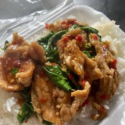 หมูผัดกะเพราราดข้าว