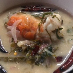 แกงกะทิกุ้งแม่น้าแม่กลองใบมะขาม