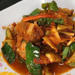 ผัดเผ็ด หมูกรอบ