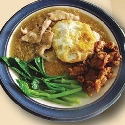 ราดหน้าไข่ดาวหมูทอด