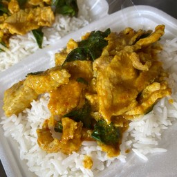 หมูผัดพริกแกงราดข้าว