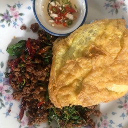 ข้าวราดกระเพรากบสับไข่เจียว