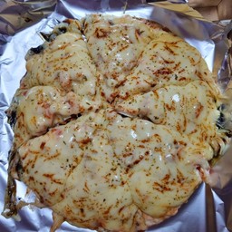 พิซซ่าทูน่าโคตรชีส แถมโค้ก 450ml. 1 ขวด