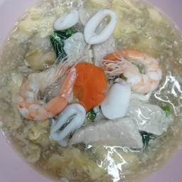ราดหน้าเส้นหมี่ขาวไข่ข้นรวมมิตรทะเล