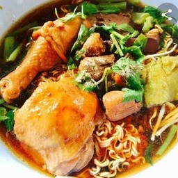 เจ๊ฝน ก๋วยเตี๋ยวไก่ตุ๋น หน้า โต๊ะสนุกพี่แซม