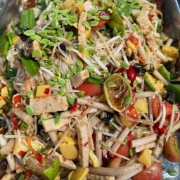 ล้านส้มตำลองเบิ่ง (ร้านบาสมีสาขาเดียวครับสี่แยกโรงเรียนกวงฮั้ว) มีสาขาเดียวจังหวัดระยอง