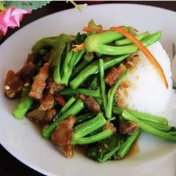 คะน้าหมูกรอบ