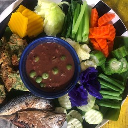 ชุดน้ำพริกกะปิปลาทูทอดกรอบผักลวกผักสด