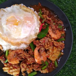 ข้าวไก่กรอบผัดพริกแกง