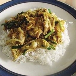 หมูหมักผัดผงกระหรี่ไฮโซราดข้าว