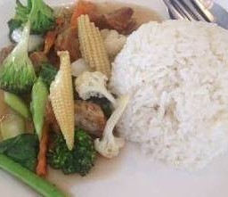 ผัดผักรวมมังสาวิรัสราดข้าว