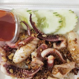 หมึกทอดกระเทียมราดข้าว