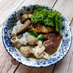 ซ้อหนุยเกาเหลาเลือดหมู