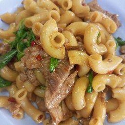 ผัดกระเพรามักโรนีหมู