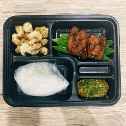 ชุดปีกไก่ทอดมะแขว่น แคบหมู พริกหนุ่ม