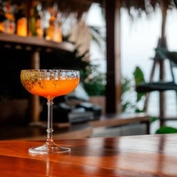 Days melt seamlessly into nights at Praça, our stylish beach bar and restaurant.