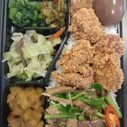 ข้าวกล่องไก่ทอด + เจ ( ไม่ทานหมู )