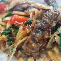 กระเพราปลาดุกหน่อไม้ดองราดข้า