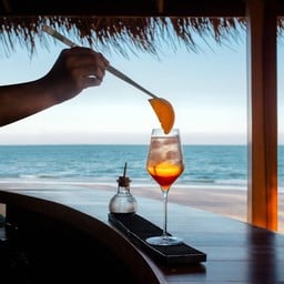Days melt seamlessly into nights at Praça, our stylish beach bar and restaurant.