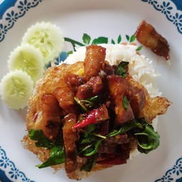 ผัดกระเพราหมูกรอบราดข้าว