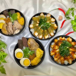 ก๋วยจั๊บไก่ตุ๋น ข้าวกะเพราไก่กรอบ น้ำสมุนไพร