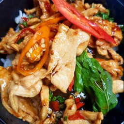 กะเพราไข่เยี่ยวม้าไก่ชิ้น