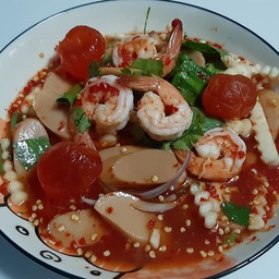 ยำใส้กรอก กุ้ง ไข่แดงเค็ม