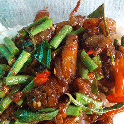 ข้าวผัดพริกแกงหมูกรอบ