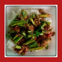 ข้าวผัดพริกแกงไก่