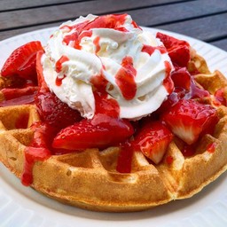 วาฟเฟิลเกาหลี ท็อปปิ้ง สตอเบอรี่สด  ไอศกรีม Korean Waffle Topping Fresh Strawberry Ice Cream 2010