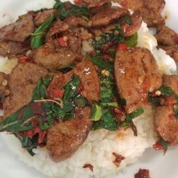 กระเพราเครื่องในไก่