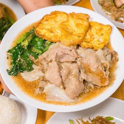 เส้นใหญ่ราดหน้าใส่ไข่