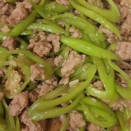 ข้าวหมูสับผัดพริกอ่อน