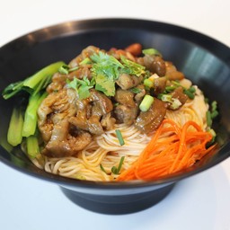 บะหมี่แห้งหม่าล่า ใส้หมูตุ๋น 干拌肥肠面