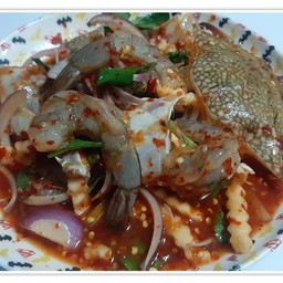 ยำปูม้ากุ้งสด