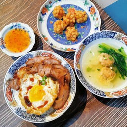 ลด 15% เมื่อสั่ง ข้าวหน้าหมูแดงอบน้ำผึ้ง ไข่ดาว ราดน้ำผึ้ง 1ที่ + เกี๊ยวน้ำs 1ที่ + กุ้งระเบิด 5ลูก