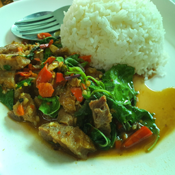 ข้าวผัดกะเพราหมูกรอบ