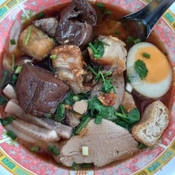 ร้านก๊วยจั๊บ แม่แดง