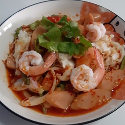 ยำมาม่า{กุ้งใส้กรอกหมูยอ}