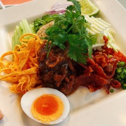 ข้าวคลุกกะปิ กระเพาะปลา ทำสด แม่สาย
