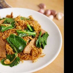 ผัดซีอิ้วเส้นหมี่หมู