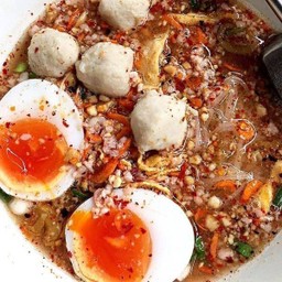 เส้นใหญ่ต้มยำหมูสับชิ้นไข่หมูสดโบราน