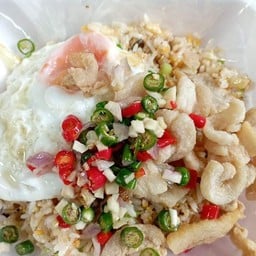 ข้าวผัดปลานิลทอด+กากหมู+ไข่ดาว พริกน้ำปลาทรงเครื่อง