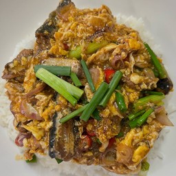 ข้าวราดปลากระป๋องผัดไข่