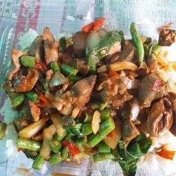 ข้าวกระเพราเครื่องในไก่