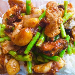 ข้าวผัดพริกแกงรวมมิตร