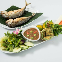 น้ำพริกกะปิปลาทูทอด ชะอมชุปไข่ ผักตามฤดูกาล