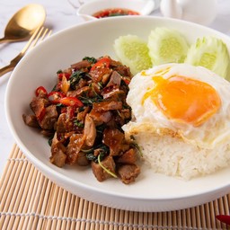 เป็ดย่างผัดใบกระเพรา ราดข้าว